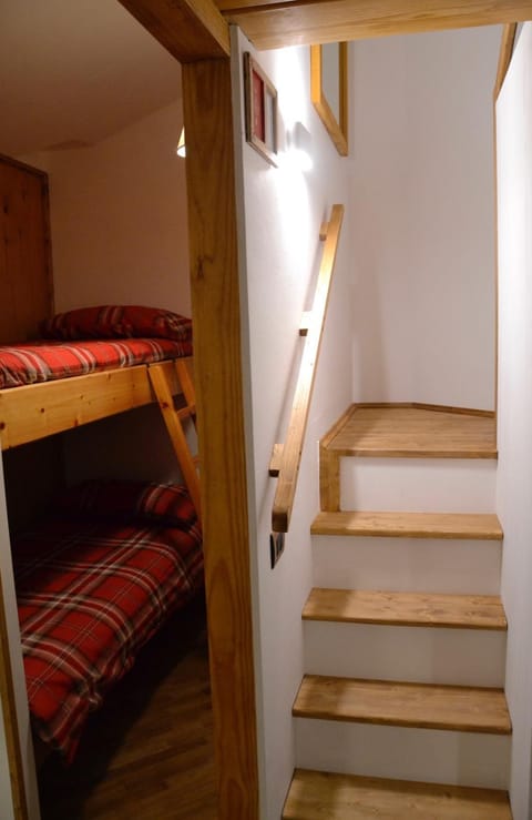 Bedroom, bunk bed