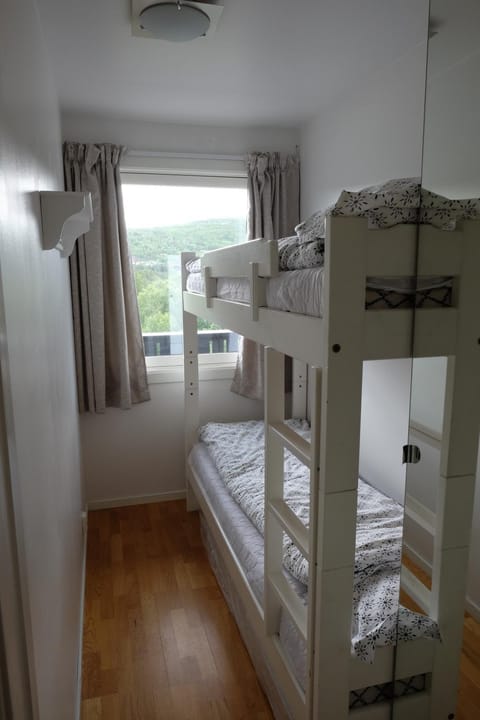 Bedroom, bunk bed