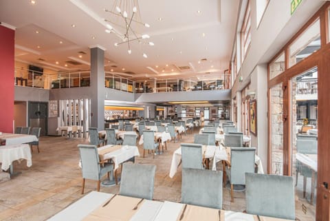 Restaurant/places to eat, Seating area, Breakfast