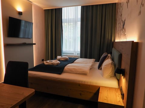 Bed, TV and multimedia, Photo of the whole room, Bedroom, towels