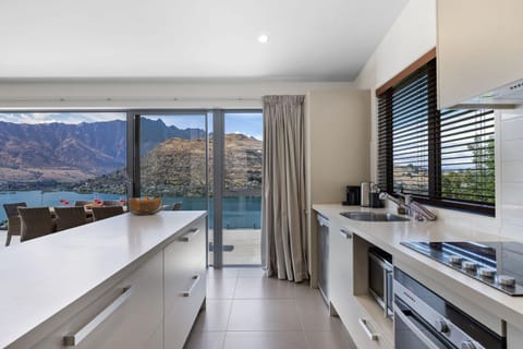 Remarkable Views on Goldrush House in Queenstown