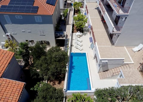 Property building, Day, Neighbourhood, Bird's eye view, Pool view, Street view, Swimming pool, Location, sunbed