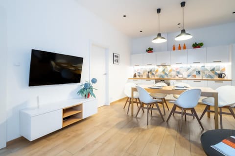 TV and multimedia, Living room, Seating area, Dining area, Evening entertainment