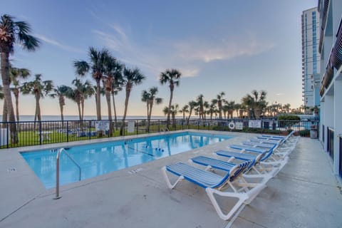 Boardwalk Beach Resort Condo w Oceanfront Balcony Apartment hotel in Myrtle Beach