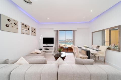 Communal lounge/ TV room, Natural landscape, TV and multimedia, Living room, Seating area, Dining area, Evening entertainment, Sea view