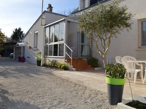 Gîte confortable avec jardin, proche de Tours, idéal pour familles, animaux acceptés. - FR-1-381-47 House in Tours