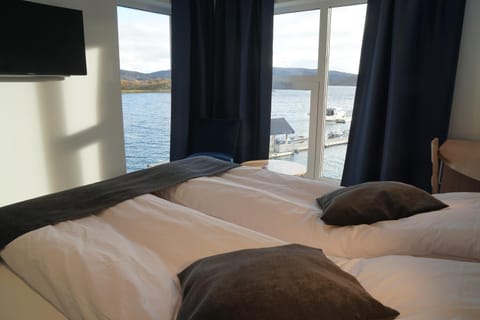 Bed, TV and multimedia, Photo of the whole room, Bedroom, Sea view