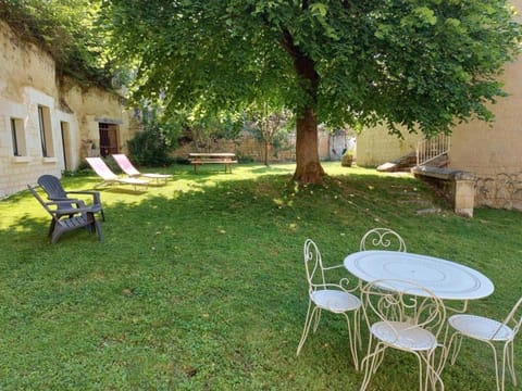 Charmante maison avec jardin privé, cheminée et WIFI - FR-1-381-67 House in Centre-Val de Loire