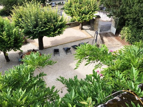 Maison troglodyte élégante avec spa, salle de jeux et jardin clos à Vouvray - FR-1-381-87 House in Centre-Val de Loire