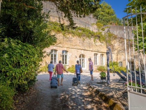 Maison troglodyte élégante avec spa, salle de jeux et jardin clos à Vouvray - FR-1-381-87 House in Centre-Val de Loire