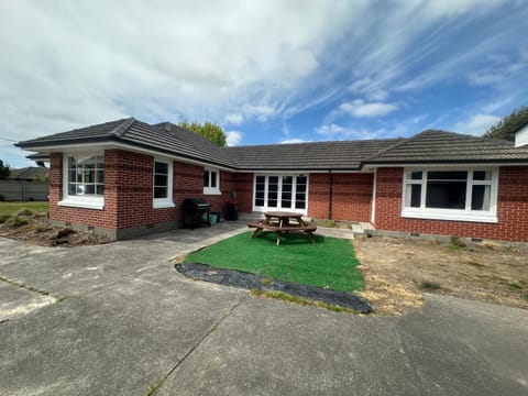 Sunny House with 5 Bedrooms(near airport) House in Christchurch