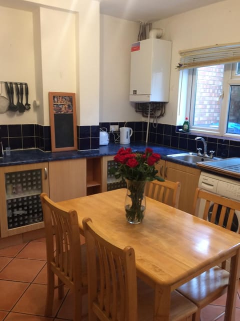 Kitchen or kitchenette, Dining area, Communal kitchen