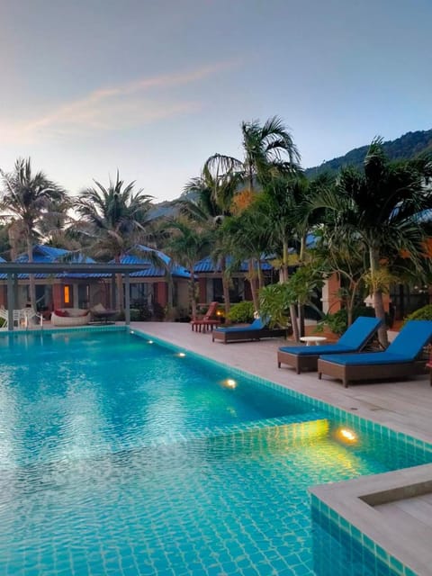 Sunset Beach Villas Resort in Ban Tai