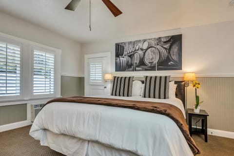 Bed, Photo of the whole room, Bedroom, fireplace