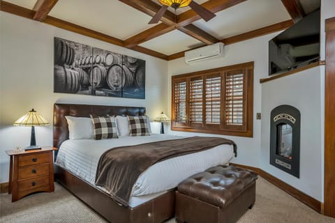 Bed, TV and multimedia, Bedroom, flat iron