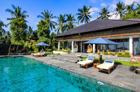 Property building, Garden, Balcony/Terrace, Swimming pool