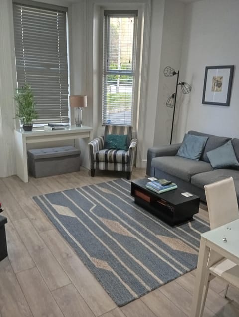 Stylish Apartment in Victorian Conversion FREE PARKING & PRIVATE PATIO Close to Beach Town Centre & BIC Apartment in Bournemouth