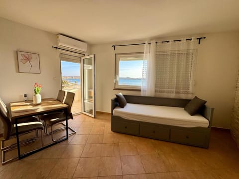 Living room, Seating area, air conditioner