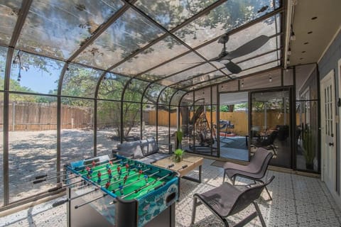 Beautiful Home With Sunroom, Gameroom, Yard & Bbq Haus in San Antonio