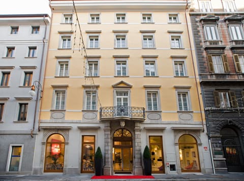 Property building, Facade/entrance, Bird's eye view