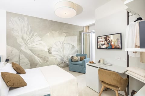 Restaurant/places to eat, Bedroom, Swimming pool, Breakfast