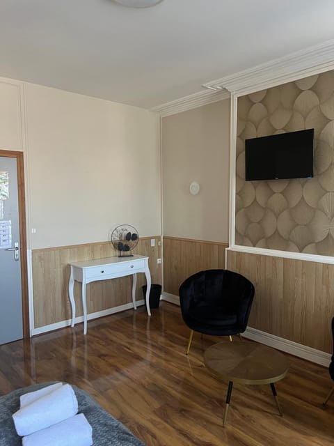 Photo of the whole room, Seating area, Bedroom