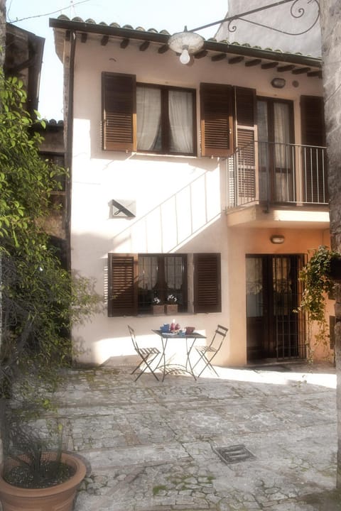 Property building, Patio, Facade/entrance, Balcony/Terrace