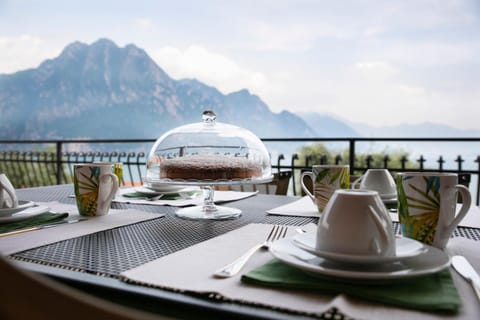 Balcony/Terrace, Lake view, Mountain view
