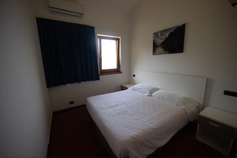 Bed, TV and multimedia, Photo of the whole room, Bedroom, air conditioner