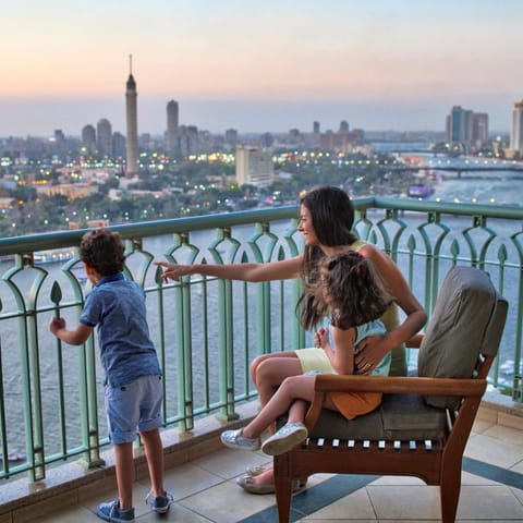 People, Balcony/Terrace, City view