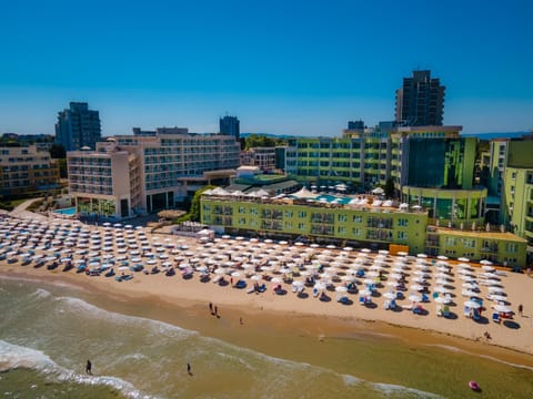 Property building, Nearby landmark, Day, Bird's eye view, Beach, Sea view, Location, sunbed