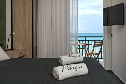 Bed, Natural landscape, TV and multimedia, View (from property/room), Balcony/Terrace, Photo of the whole room, Bedroom, Sea view, towels