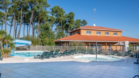 Vacancéole - Le Domaine des Grands Lacs Campingplatz /
Wohnmobil-Resort in Parentis-en-Born