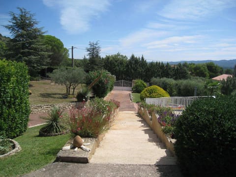 vacation home with private swimming-pool and a nice view on the luberon mountain, located in merindol, 8 persons Casa in Mallemort