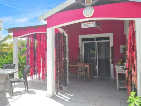 Maison de 2 chambres avec piscine partagee jardin clos et wifi a Petit Canal House in Guadeloupe