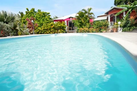 Maison de 3 chambres avec piscine partagee terrasse amenagee et wifi a Petit Canal House in Guadeloupe