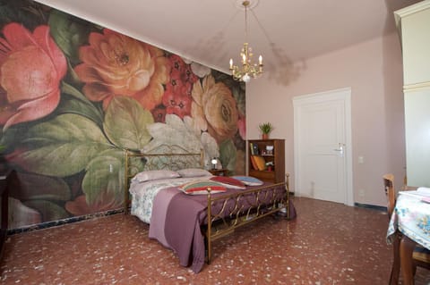 Photo of the whole room, Decorative detail