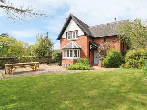 Gun End Cottage House in Staffordshire Moorlands District