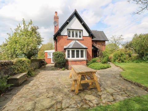 Gun End Cottage House in Staffordshire Moorlands District