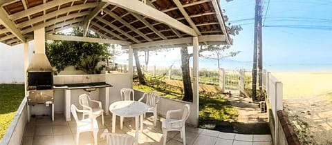 Bruno Klemtz Casa frente Mar Pé na areia Lindo pátio com gramado privativo Ar Split WIFi - 6 x sem juros Maison in Porto Belo