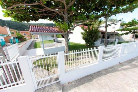 Bruno Klemtz Casa frente Mar Pé na areia Lindo pátio com gramado privativo Ar Split WIFi - 6 x sem juros House in Porto Belo