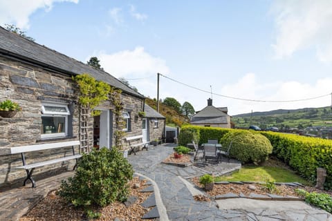 Henrhiw Bach House in Bro Machno