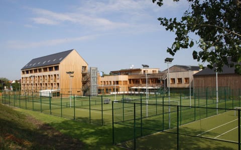 Facade/entrance, Summer, Tennis court