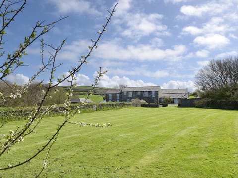 Threshings Cottage House in Bossiney Road