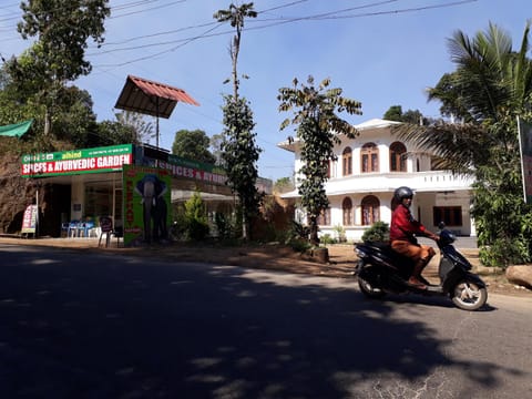 Facade/entrance