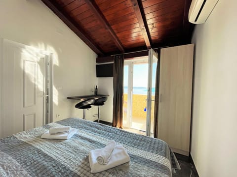 Bed, Photo of the whole room, Sea view