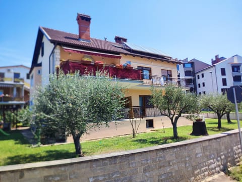 Property building, Day, Garden, Garden view