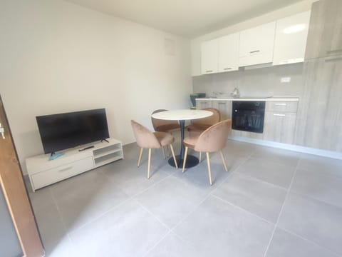 TV and multimedia, Kitchen or kitchenette, Dining area, oven, stove