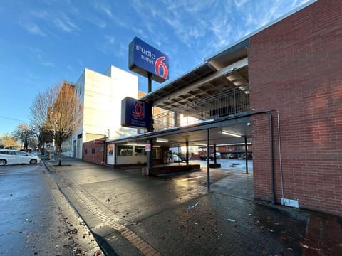 Property building, Day, Street view