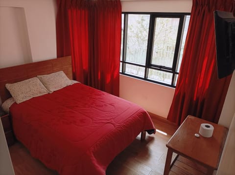 Shower, Bed, Bathroom, TV and multimedia, Photo of the whole room, Decorative detail, Bedroom, City view, Street view, Quiet street view, locker, towels